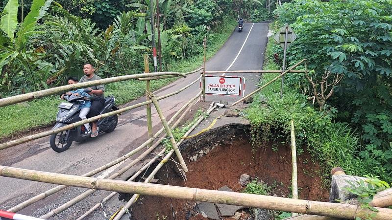 21012026-jembatan-kalidekem-nyaris-putus-akibat-longsor-jalur-baturraden-melung-terancam-putus.jpg