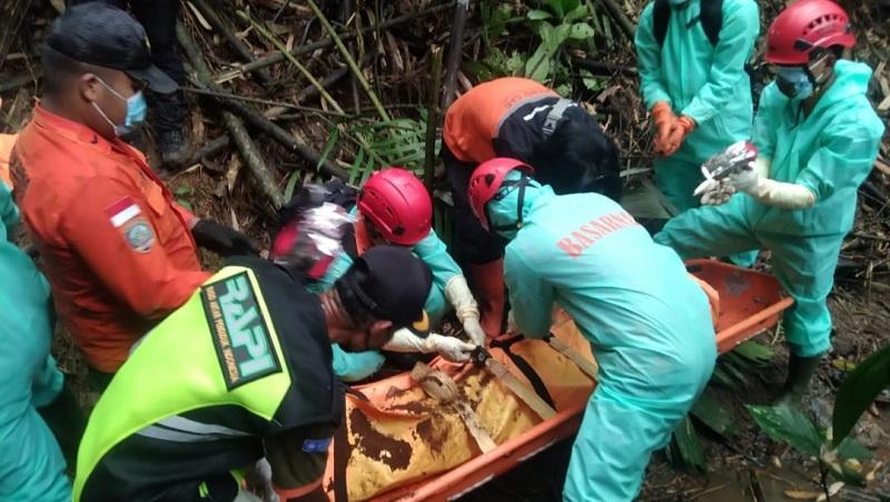 21012026-tim-sar-mengevakuasi-jenazah-warga-karangkemiri-banyumas.jpg