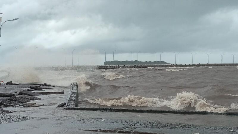 22012026-cuaca-buruk-gelombang-tinggi-di-perairan-jepara.jpg