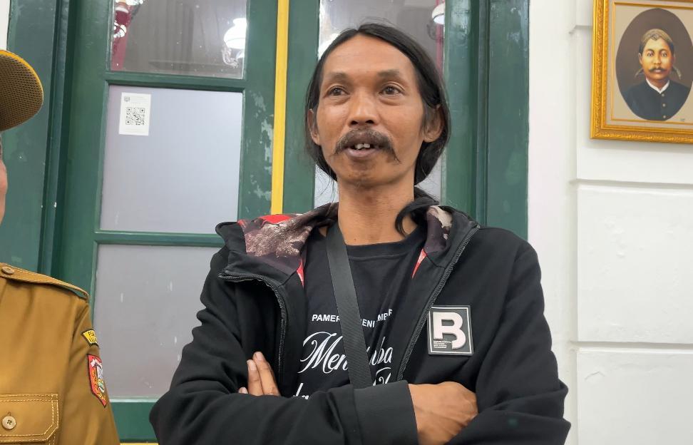 Sosok Seniman Pembuat Patung Biawak Viral di Wonosobo