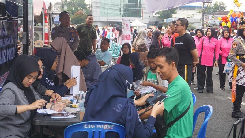 22062025-polres-purbalingga-beri-layanan-cek-kesehatan-gratis-di-cfd-purbalingga.jpg