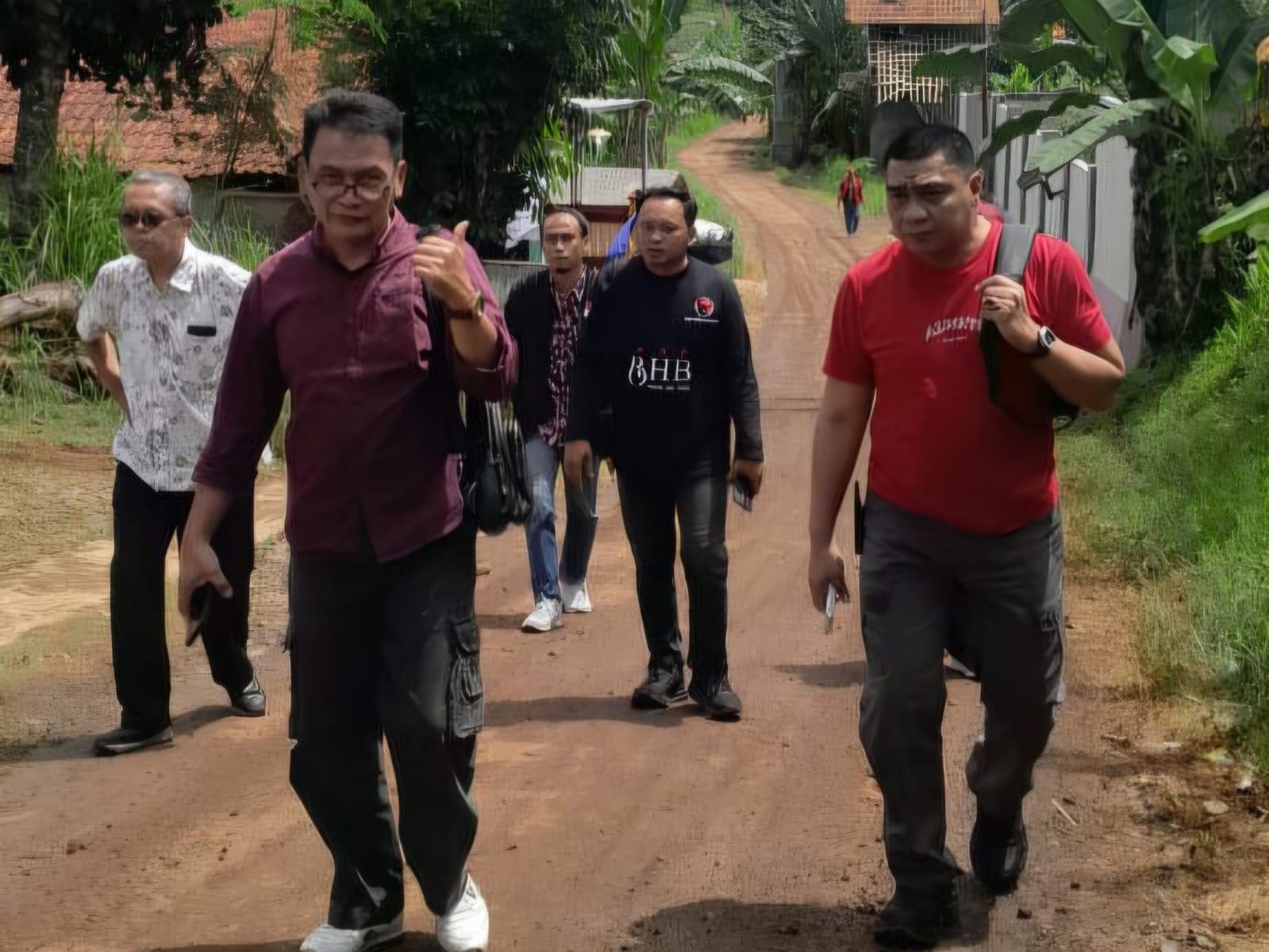 22112025-anggota-dprd-jateng-asfirla-harisanto-tinjau-longsor-di-majenang.jpg
