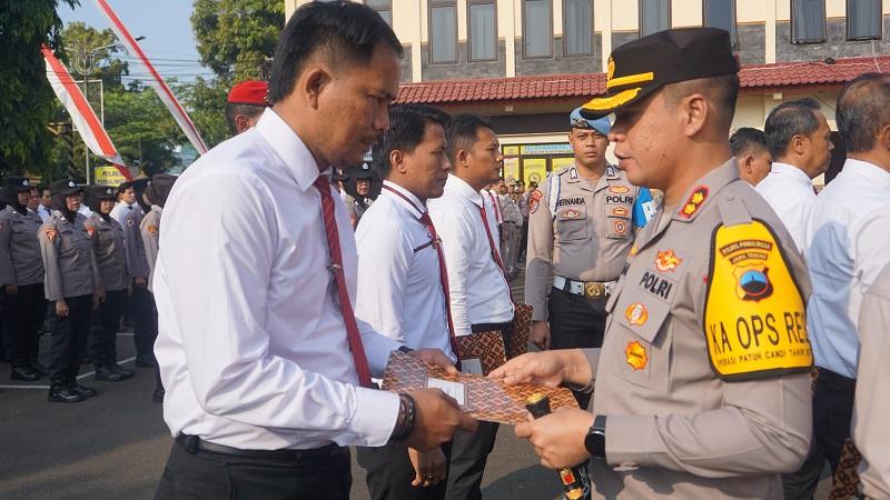 23072025-Kapolres-Purbalingga-AKBP-Achmad-Akbar-beri-penghargaan.jpg