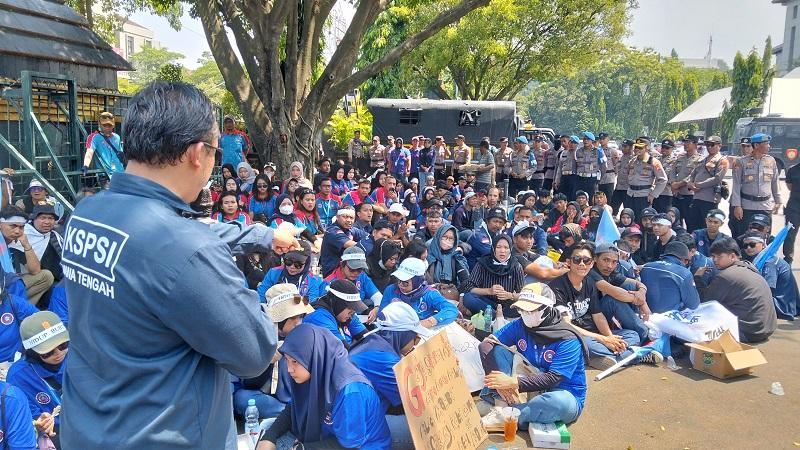 24092025-demo-buruh-di-kantor-gubernur-jateng-soal-pesangon-sritex.jpg