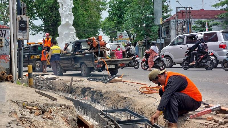 24092025-perbaikan-drainase-di-sekitaran-Tugu-Lawet-Kebumen.jpg
