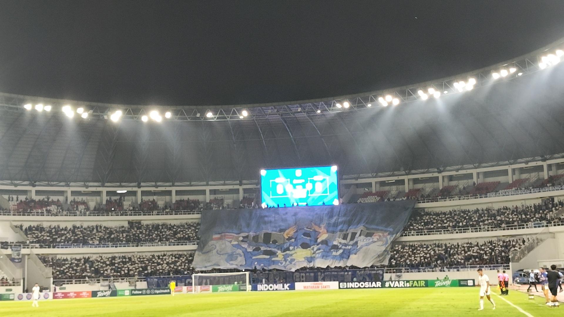 26012026-panser-biru-bentangkan-spanduk-besar-dukung-psis-saat-laga-kontra-persela.jpg