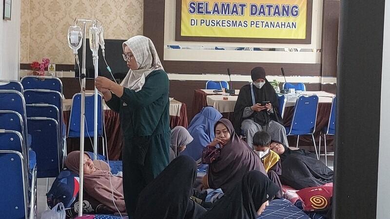 26092025-korban-keracunan-makanan-mbg-di-puskesmas-petanahan-kebumen.jpg