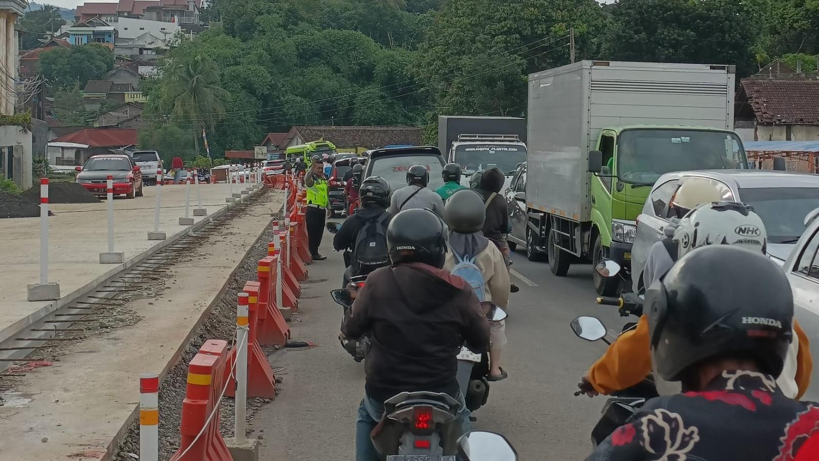 27012026-macet-di-lokasi-pembangunan-exit-tol-ambarawa-semarang.jpg
