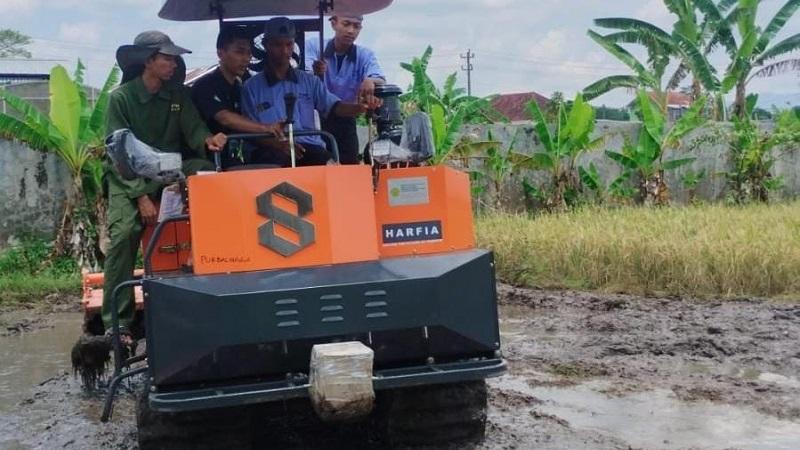 Peluang Kerja bagi Anak Muda Purbalingga, Jadi Operator Alat Pertanian. Penghasilan di Atas UMK