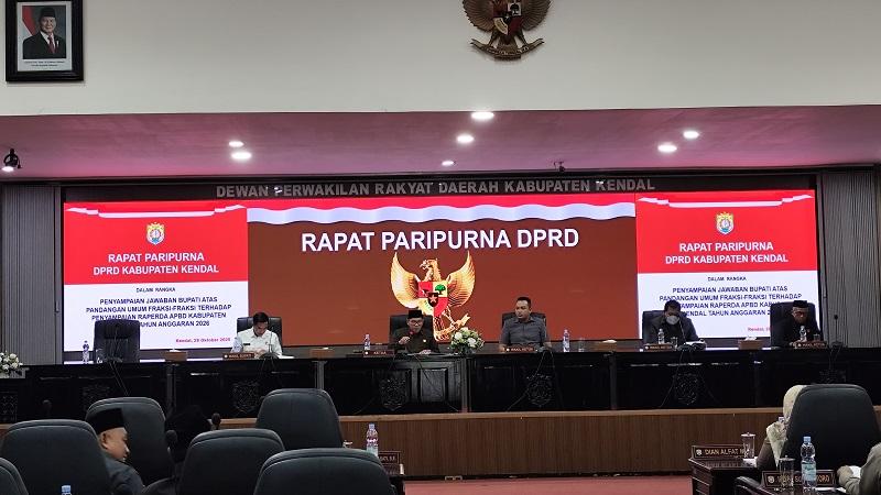 29102025-rapat-paripurna-dprd-kendal.jpg