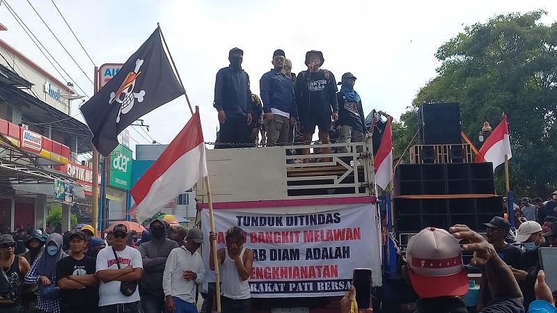 31102025-demo-pati-kawal-sidang-paripurna-pemakzulan-bupati-pati-sudewo.jpg