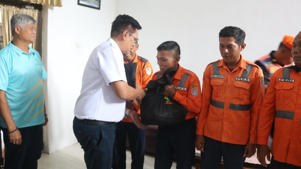 77-penjaga-jalan-lintasan-di-cilacap-terima-bantuan-paket-sembako.jpg