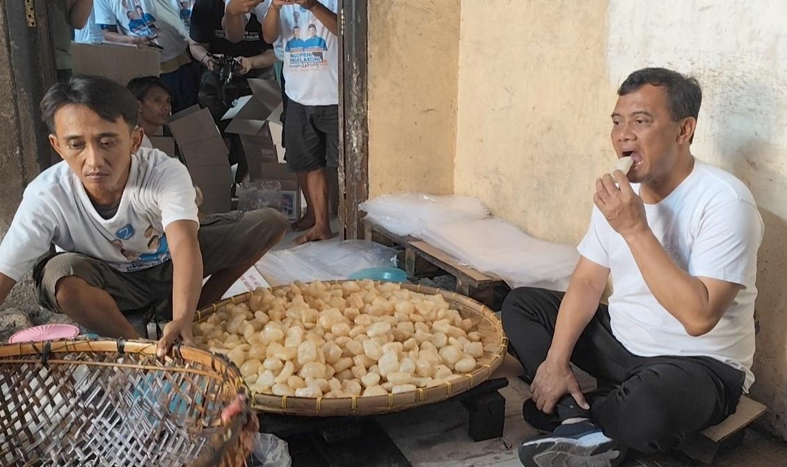 Momen Ahmad Luthfi Lahap Makan Kerupuk Rambak Khas Kendal, Padahal Belum Dibumbui