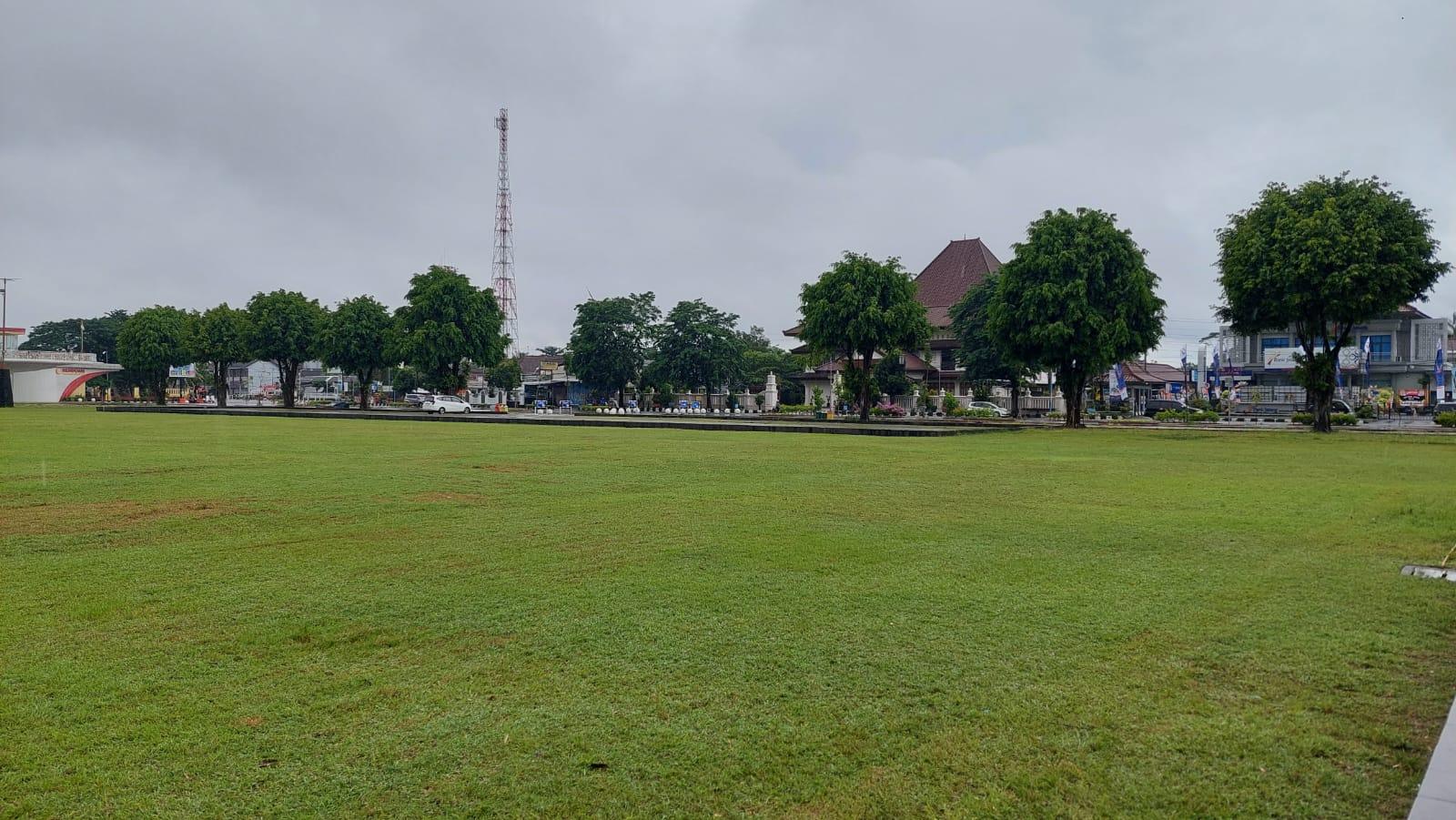 Alun-alun-Kebumen-tempat-salat-id.jpg
