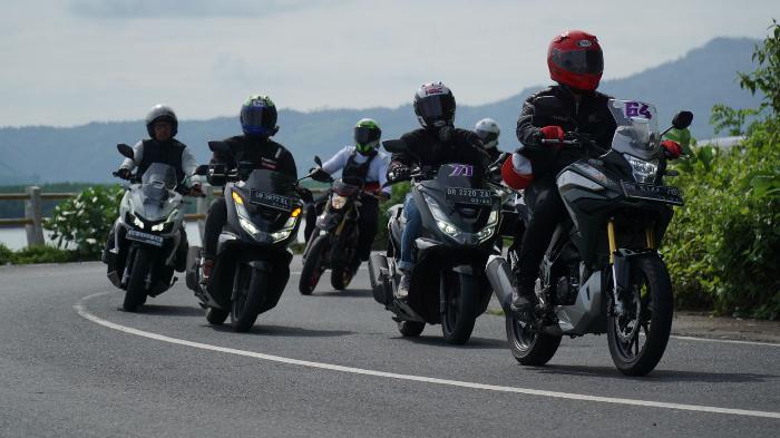 Anggota-komunitas-Honda-melakukan-turing-mengunjungi-berbagai-destinasi-menarik_1.jpg