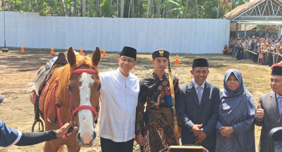 Anies-Baswedan-KKN-ajibarang.jpg