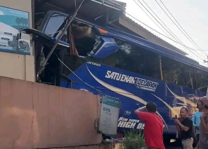 BUS-tabrak-toko-bayeman-purbalingga.jpg