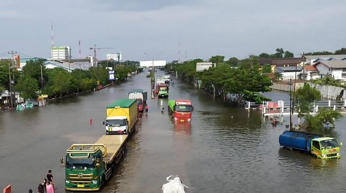 Banjir-masih-menggenangi-Jalan-Pantura-di-Kaligawe-Semarang-Jumat-1532024.jpg