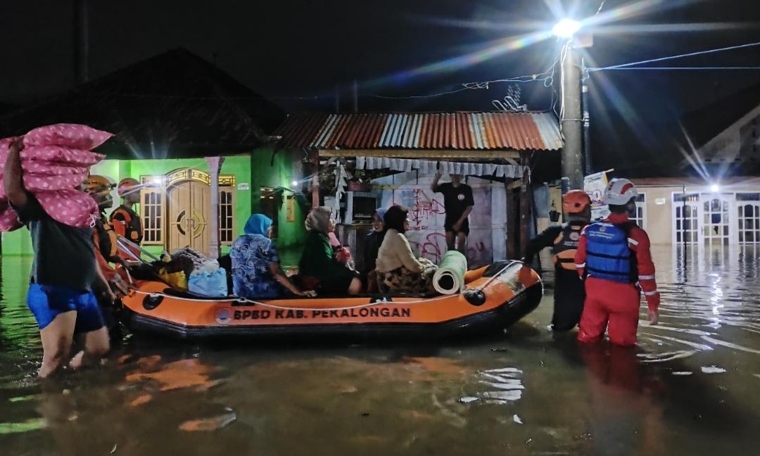 Banjir-pekalongan-evakuasi-korban.jpg
