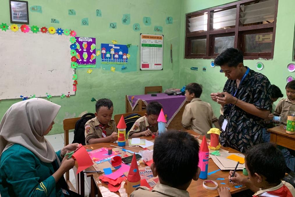 Tutorial Celengan dari Botol Ala Mahasiswa KKN UIN Saizu, Anak SD Bisa Bikin