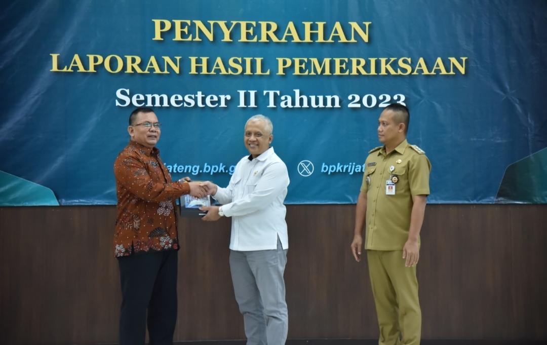 Bupati-kebumen-Terima-LHP.jpg