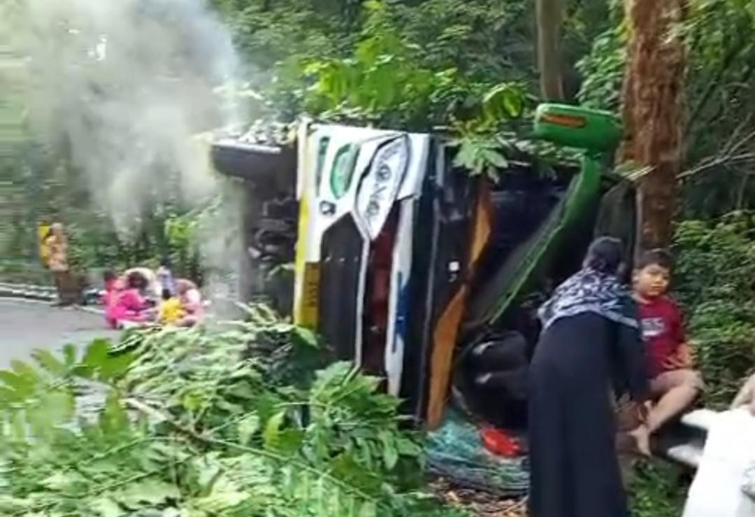 Bus-terbalik-bojong-larang-pekalongan.jpg