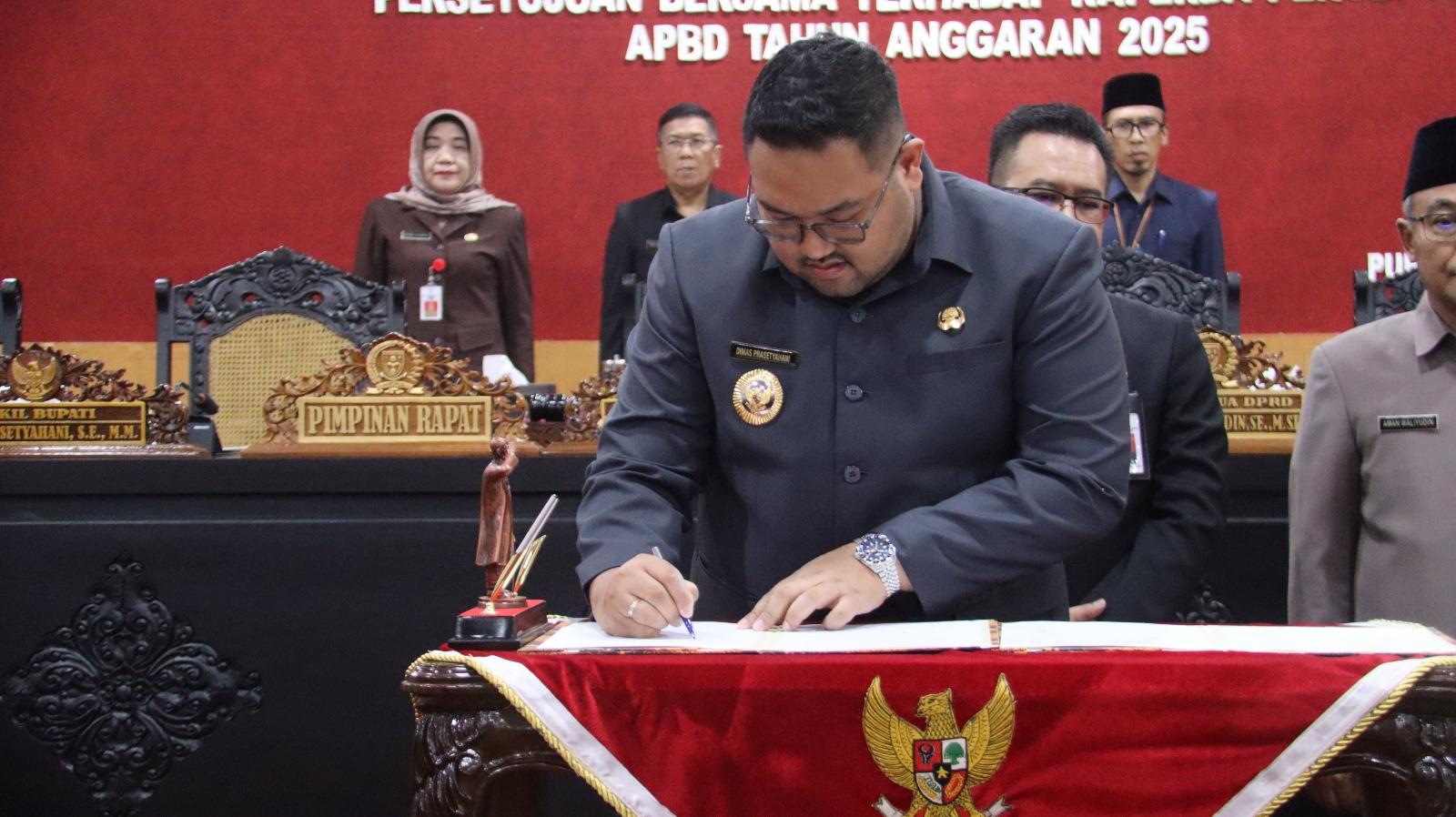 Dimas-ttd-perubahan-APBD.jpg