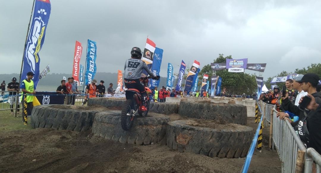 Trek Menantang, Ratusan Rider Taklukan Downtown Prologue pada Hiu Selatan Hard Enduro 2024