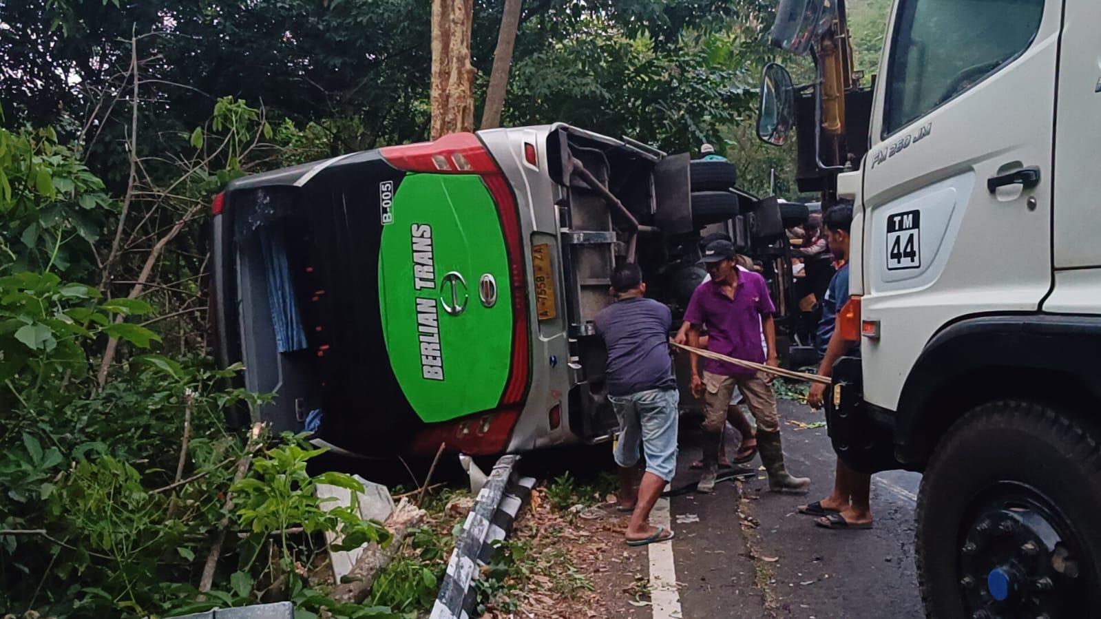 Evakuasi-bus-kecelakaan-pekalongan.jpg