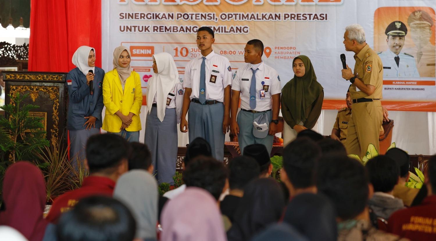 Ganjar-Pranowo-memberikan-motivasi-kepada-penerima-beasiswa-rembang.jpg