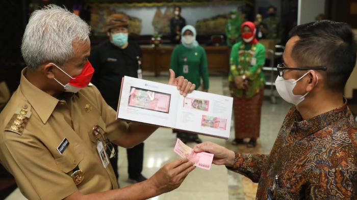 Langsung Tukar Usai Dapat Uang Baru dari BI, Gubernur Ganjar: Biar Ngga Jadi Gratifikasi