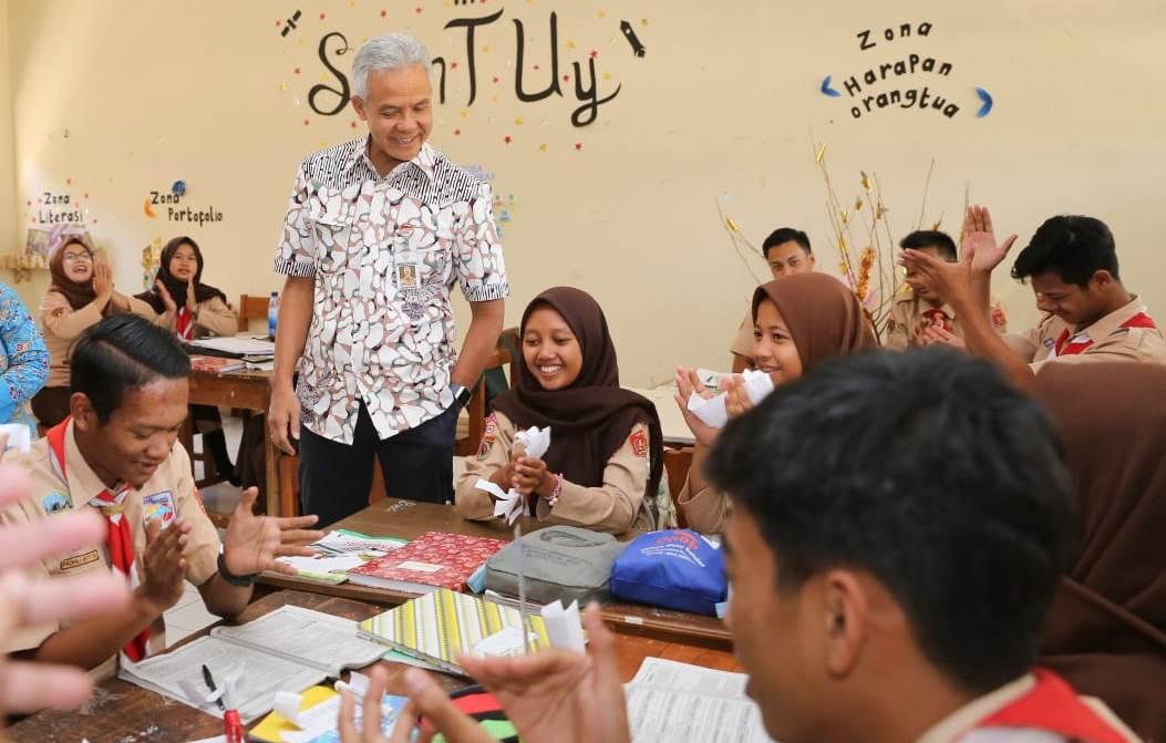 Gubernur-Jawa-Tengah-Ganjar-Pranowo-saat-sidak-pembelajaran.jpg