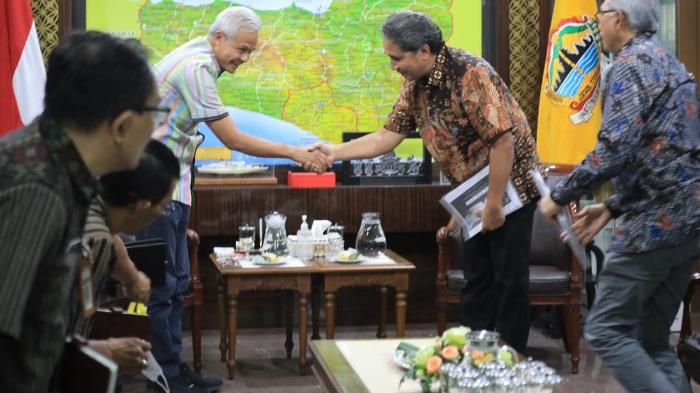 Gubernur-jateng-Ganjar-Pranowo-berbincang-dengan-Dirjen-Kebudayaan-Kemendikbudristek.jpg