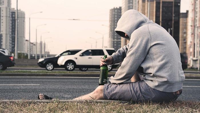 Ilustrasi-mabuk-di-tepi-jalan.jpg