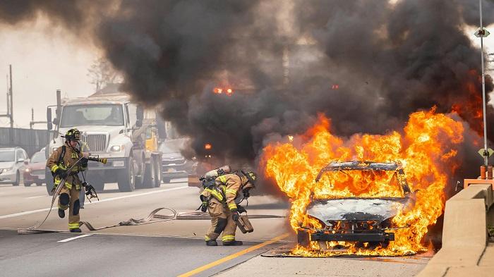 Ilustrasi-mobil-terbakar.jpg