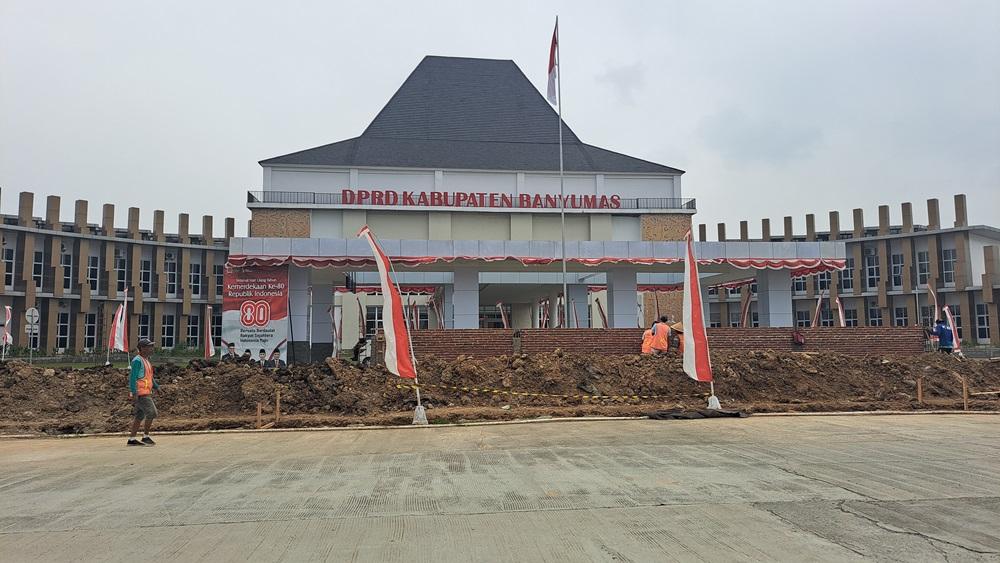 Kantor-DPRD-Banyumas-dari-depan.jpg