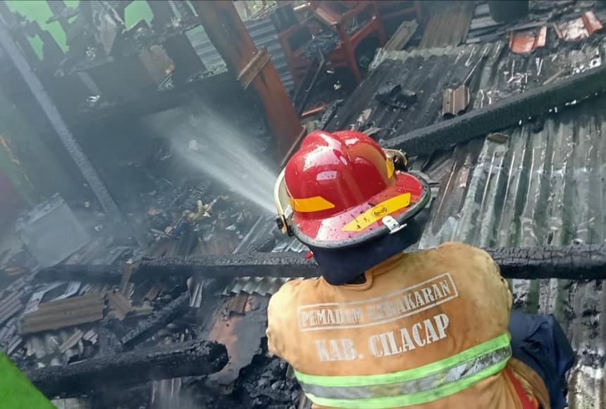 Kebakaran-rumah-glempang-Cilacap.jpg