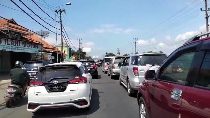Kepadatan-arus-lalu-lintas-di-H4-Lebaran-di-Jalan-Pantura-Pekalongan-Minggu-1442024.jpg