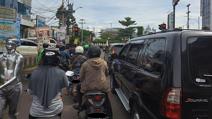 Kepadatan-arus-lalu-lintas-di-Simpang-Plaza-Jalan-Jenderal-Sudirman-Purwokerto-Rabu-2112022.jpg