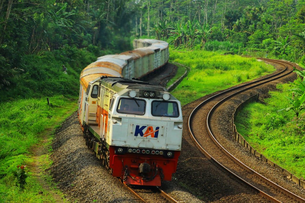 Kereta-api-pengangkut-barang.jpg