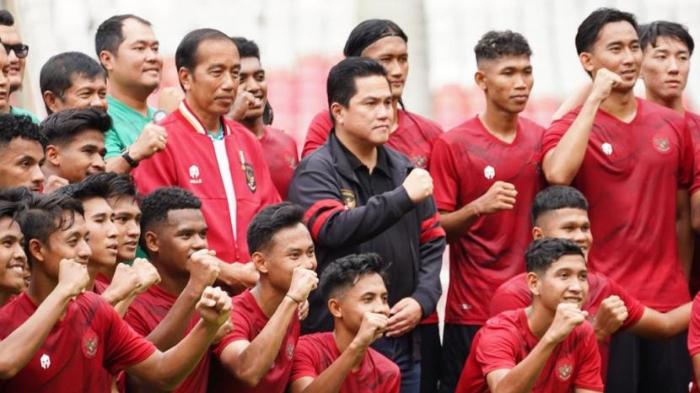 Ketua-Umum-Ketum-PSSI-Erick-Thohir-saat-bersama-Presiden-Jokowidfs3fd.jpg