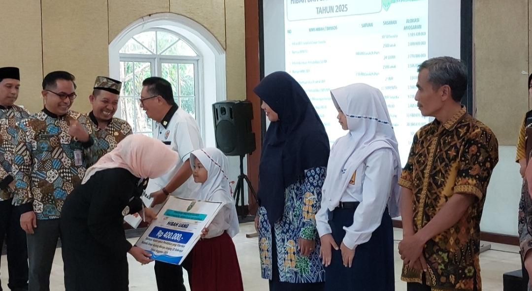 Lilis-nuryani-serahkan-bantuan.jpg
