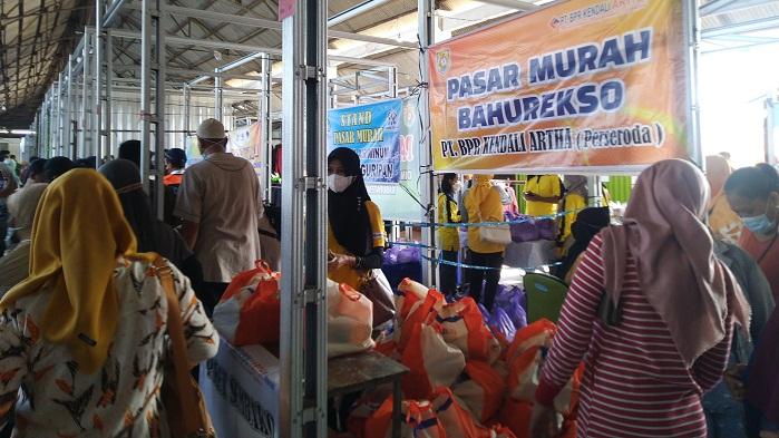 Masyarakat-antusias-berburu-sembako-murah-di-pasar-relokasi-Weleri-Kendal-Jumat-142022.jpg