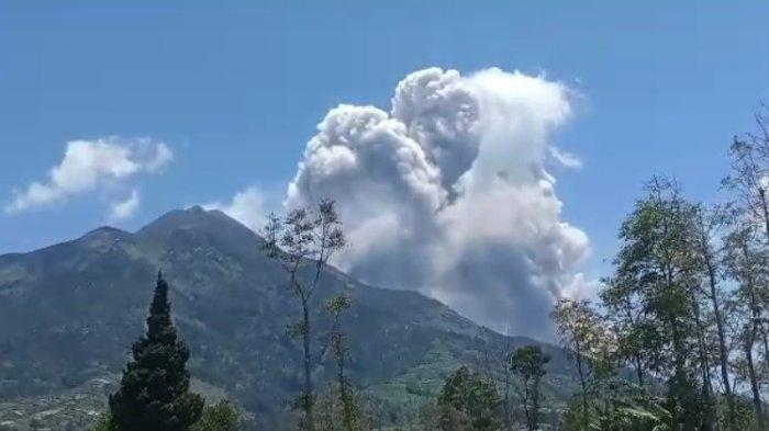 BREAKING NEWS: Gunung Merapi Erupsi, Awan Panas Meluncur ke Arah Kali Bebeng