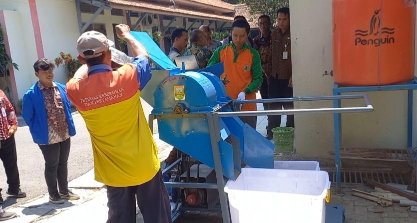 Mesin-cacah-sampah-Udinus.jpg