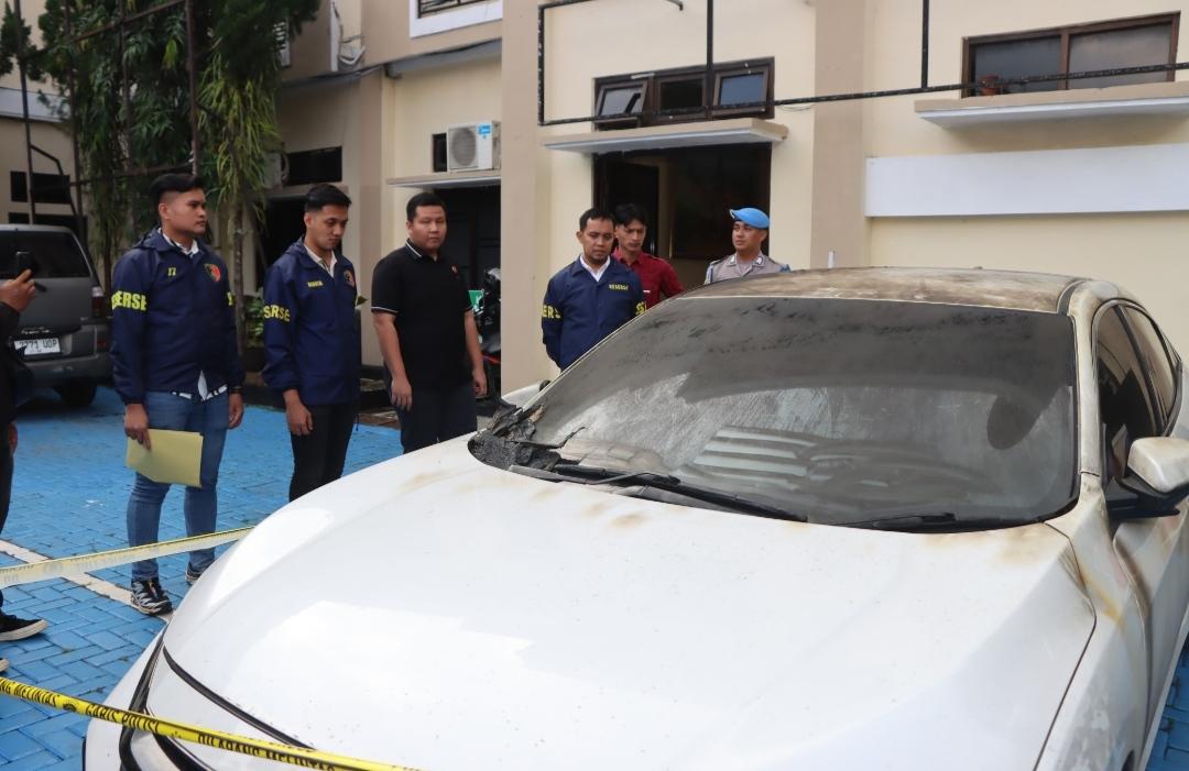 Mobil-hoho-dibakar.jpg