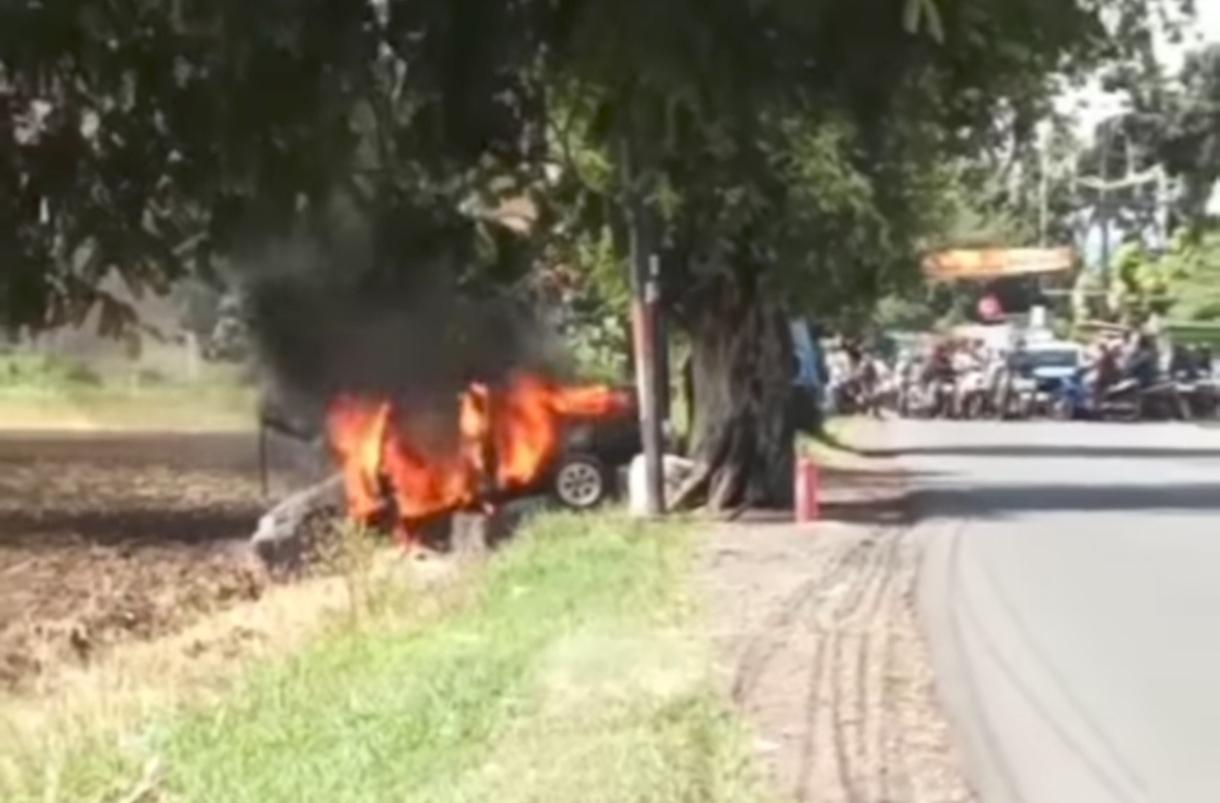 Detik-detik Aksi Heroik Satpam SPBU Padamkan Mobil Terbakar di Kendal