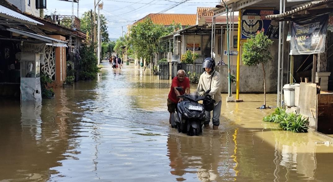 Motor-mogok-banjir-kendal.jpg