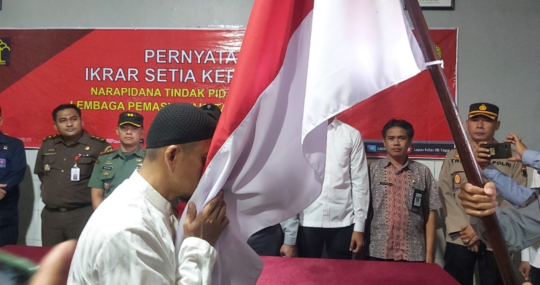 Napiter-cium-bendera-merah-putih.jpg