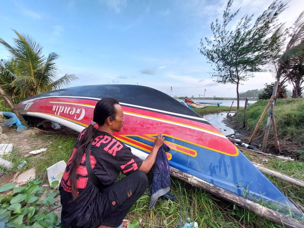 Cerita Hasim Nelayan Kebumen Terpaksa Libur Melaut karena Ombak Tinggi